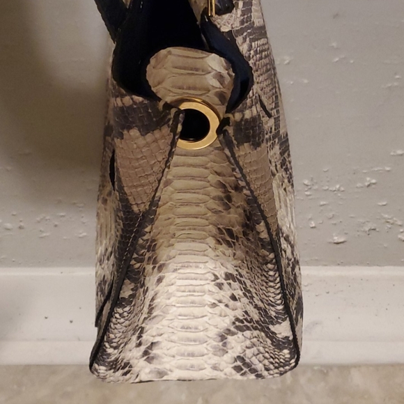 Italian Gen Leather Python Print Large Purse - Picture 9 of 16